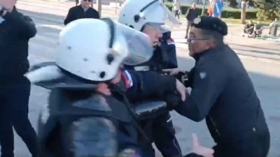 Hapšenje ratnog veterana koji je branio studente (VIDEO)