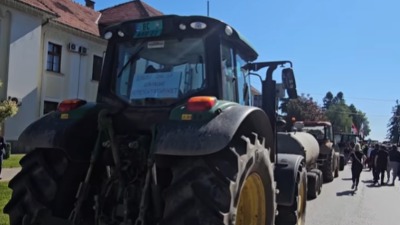 BOGATIĆ SE NE ŠALI Građani doterali cisterne PUNE FEKALIJA ispred suda (VIDEO)