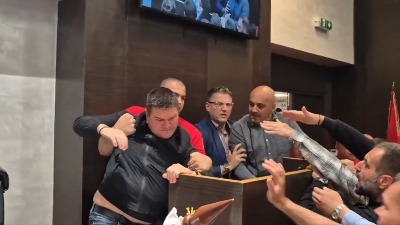 "Glumi ranjenika": Slavković podelio sliku pripadnika obezbeđenja s kojim se "rvao"