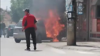 Zapalio se automobil u Vranju, pa uleteo u mesaru (VIDEO)