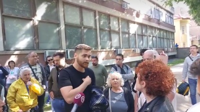 "U pitanju je život moje majke": Sin profesorke koja štrajkuje glađu u pritvoru obratio se zaposlenoj na blokadi suda