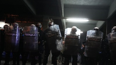 BEZ PATETIKE Policija neće spustiti ŠTITOVE pred narodom