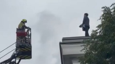 Političar se popeo na krov skupštine, pretio samoubistvom (VIDEO)