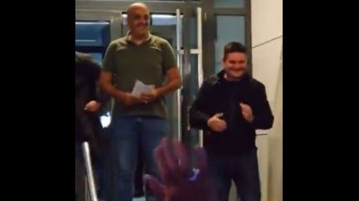 "Pumpaj, pumpaj": Kraljevački opozicionari pušteni, dočekali ih građani (VIDEO)