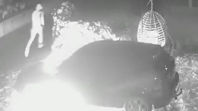 Policajcu usred noći zapaljen auto u dvorištu (FOTO)