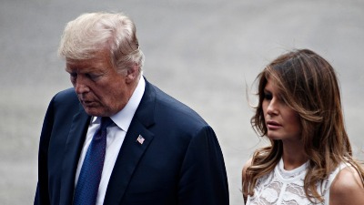 Tramp preti prstom Melaniji, ona odmahuje glavom: Šok snimak iz predsedničkog helikoptera (VIDEO)