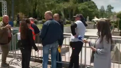 Obezbeđenje mitinga Nišliji branilo da pređe most, pa ekipi N1 tražilo da izbriše snimak