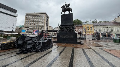 BIZARNO Ovo je "VIP loža" na SNS skupu u Nišu (FOTO)
