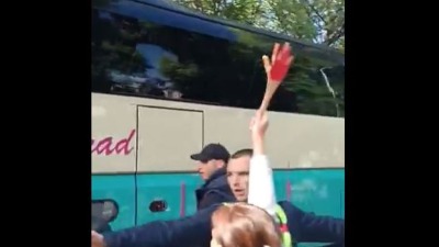 Autobusi SNS-ovaca u Nišu prošli kroz studentsku blokadu, građani im skandirali "Ubice" (VIDEO)