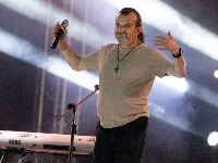 Atmosfera "do bola": Pljeskavice ošamutile posetioce Lukasovog koncerta u Nišu? (VIDEO)