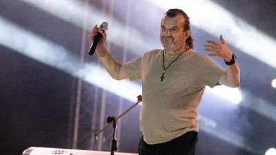 Atmosfera "do bola": Pljeskavice ošamutile posetioce Lukasovog koncerta u Nišu? (VIDEO)