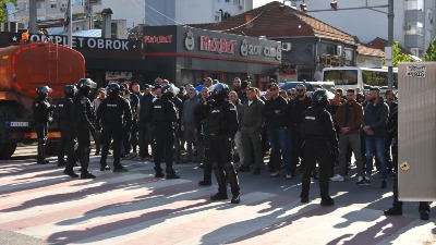 "Bliski susret" u Nišu: Žandarmerija čuva ljude u crnom i kačketima, veterani studente (VIDEO)