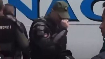 Ni žandarm više ne može: Krsti se na autobus pun SNS-ovaca (VIDEO)