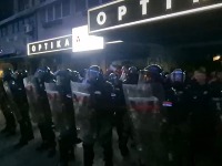 Žandarmerija između dve vatre: Protest ispred SNS prostorija u NS ne prestaje! (VIDEO)