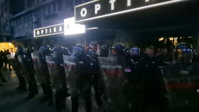 Žandarmerija između dve vatre: Protest ispred SNS prostorija u NS ne prestaje! (VIDEO)