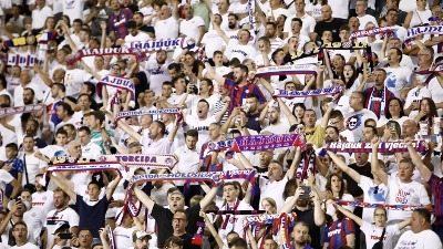 Potpuna ludnica u Hrvatskoj: Dinamo slavi pobedu Hajduka (VIDEO)