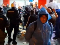 Isplivao novi snimak: Pogledajte kako je policija pendrecima udarala naprednjake u Novom Sadu (VIDEO)