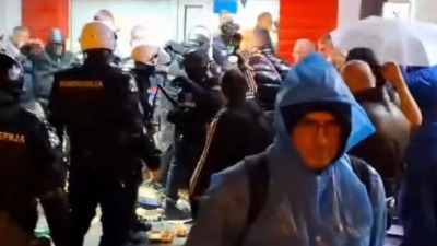 Isplivao novi snimak: Pogledajte kako je policija pendrecima udarala naprednjake u Novom Sadu (VIDEO)