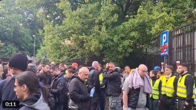 Blokirana sva četiri ulaza u sud u Novom Sadu: Interventna policija stigla oko 5.30h (VIDEO)