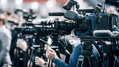 Napadnuta novinarka u Kragujevcu kod štanda SNS dok je izveštavala sa protesta 