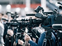 EKSKLUZIVNO: Novinarima Informera u Novom Sadu podeljeni pancirni prsluci, skinuli obeležja redakcije