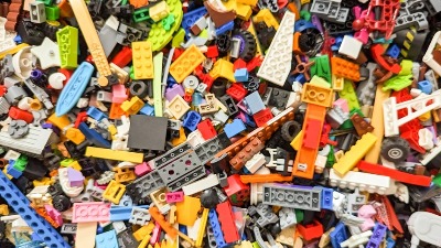 "Ovo je zločin pun zlobe!": Ukrali 5 tona Lego kocki i udžbenike namenjene siromašnoj deci Afrike