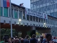 Građani Kule "oslobodili" opštinu i skinuli naprednjački transparent (VIDEO)
