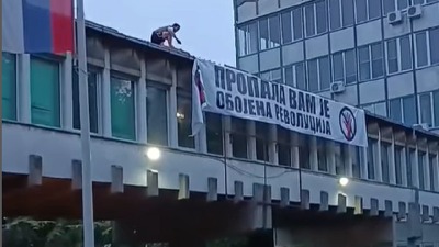 Građani Kule "oslobodili" opštinu i skinuli naprednjački transparent (VIDEO)