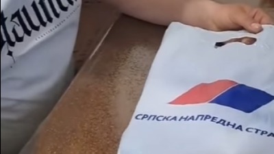 Aktivisti SNS dele paketiće u Kosjeriću: Ako je nekome jasan sadržaj... (VIDEO)
