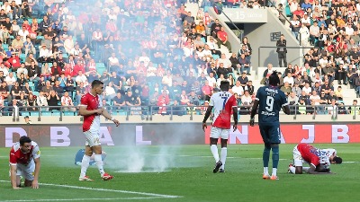 Skandal u režiji Delija, topovskim udarom na igrače (VIDEO)