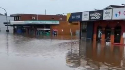 Bujica guta naselja, stanovnici beže na krovove (VIDEO)