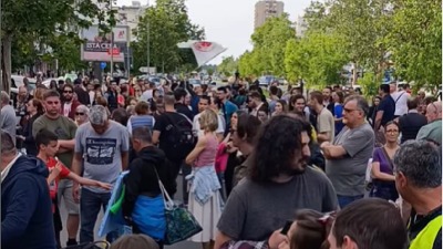 "Batinaši nisu junaci": Protest građana ispred sedišta SNS-a u Novom Sadu, spojili se sa drugim skupom (FOTO/VIDEO)