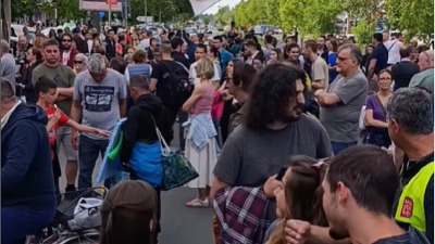 Studenti postavili maketu vage ispred zgrade suda: Na jednom tasu sendviči i novac, na drugom - indeks (FOTO)