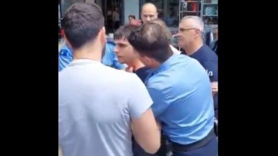 Incident u Kosovskoj Mitrovici: Kosovski policajac maltretirao maturanta, mladiću vrat KRVAV (VIDEO)