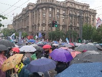 AP: Hiljade ljudi uprkos jakoj kiši protestuju u Beogradu zbog represije nad univerzitetima