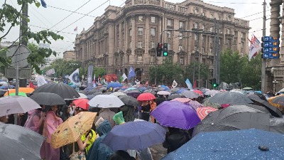 AP: Hiljade ljudi uprkos jakoj kiši protestuju u Beogradu zbog represije nad univerzitetima