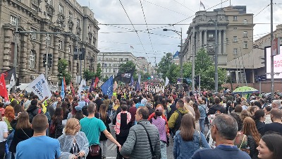 Evo koliko je ljudi bilo u petak na protestu ispred Vlade Srbije (FOTO)