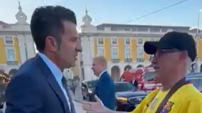 "Izdajico!": Figo u klinču sa navijačem Barselone (VIDEO)