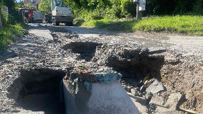Ogromna rupa: U Kumodražu se prepolovila ulica (FOTO)