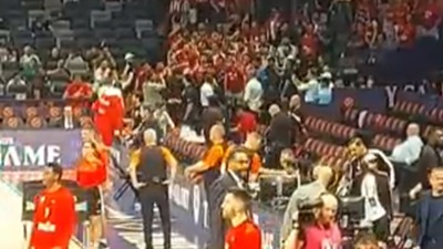 Bacanje flaša, pa tuča: PONOVO sukob navijačao PAO i Olimpijakosa (VIDEO)