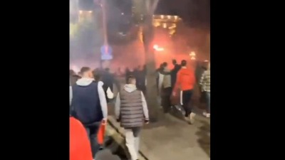 Zvezdaši bacili baklju ka Ćacilendu, pominjali i Vučića (VIDEO)