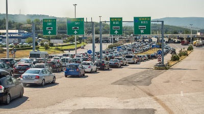 Srbi i dalje u kilometarskim kolonama na naplatnim rampama u Grčkoj!