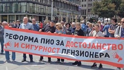 Penzioneri pevali Vučiću pod prozorom: "Ti si samo jedna kukavica" (VIDEO)