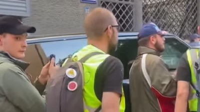 Provokacije tokom protesta protiv "Ćacilenda": Isti mladić koji je napao Dijanu Hrku i ovde (VIDEO)