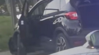 Užas u Kragujevcu: Automobilom uleteo na autobusko stajalište (VIDEO)