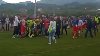 Brutalna tuča na meču u Srbiji: Stradale sudije (VIDEO)
