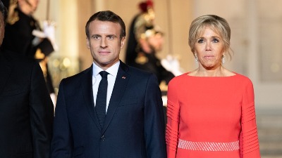Stručnjak za govor tela o viralnom snimku šamara: Makronovi očajnički žele da dokažu da je u njihovom braku sve u redu 