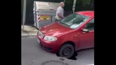 "Uspešna rekonstrukcija": Automobil propao kroz asfalt (VIDEO)