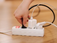 OVE uređaje nemojte uključivati u produžni kabl: Mogu izazvati pregrevanje i požar, posebno tokom kiše i vlage