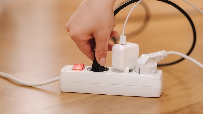 OVE uređaje nemojte uključivati u produžni kabl: Mogu izazvati pregrevanje i požar, posebno tokom kiše i vlage